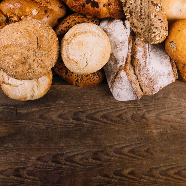 Różny typ chleby na drewnianym stole
