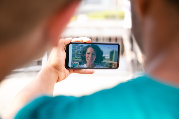 Rozochoceni przyjaciele podczas czatu wideo