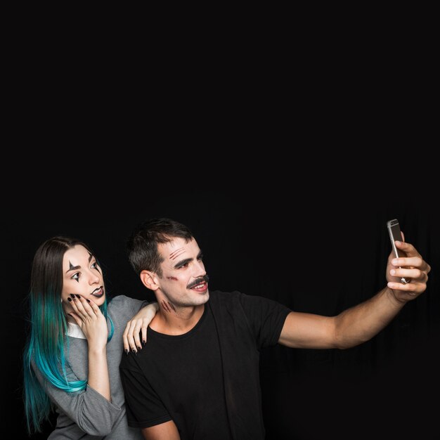 Rozochocona firma bierze selfie
