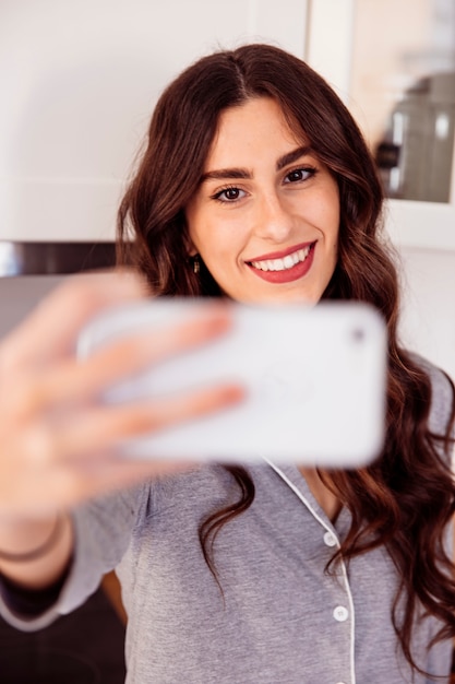 Rozochocona kobieta pozuje dla selfie