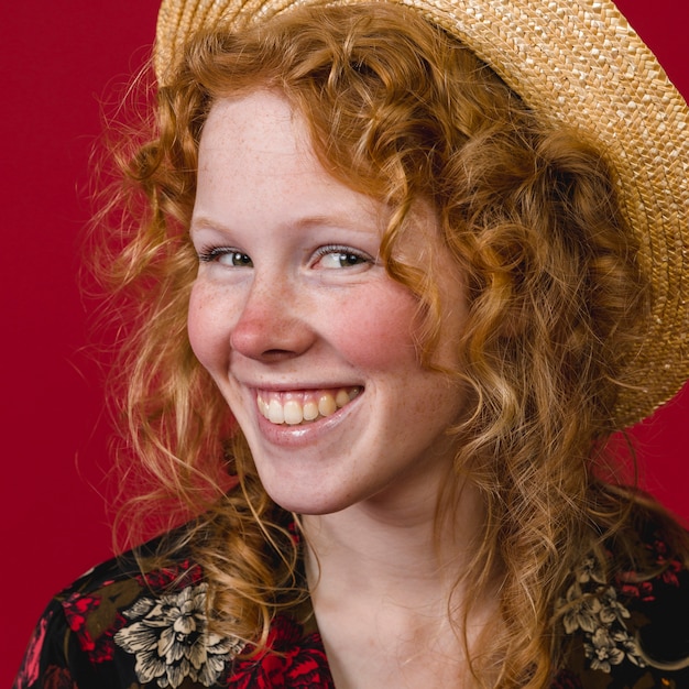 Bezpłatne zdjęcie rozochocona młoda rudzielec kobieta toothy ono uśmiecha się