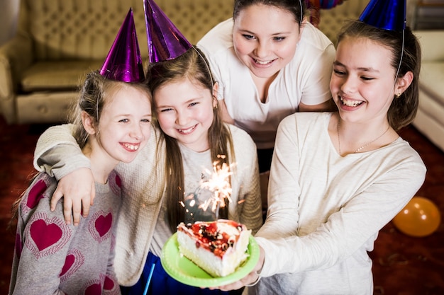 Rozochocone Dziewczyny Z Kawałkiem Tort