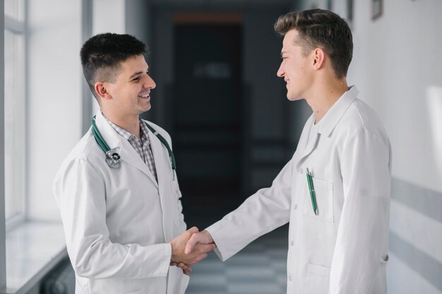 Rozochocony lekarek handshaking w szpitalu