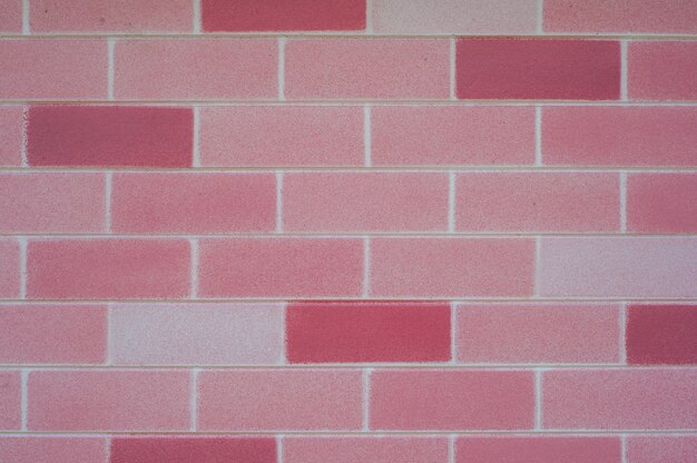 Różowa ceglana ściana na tle