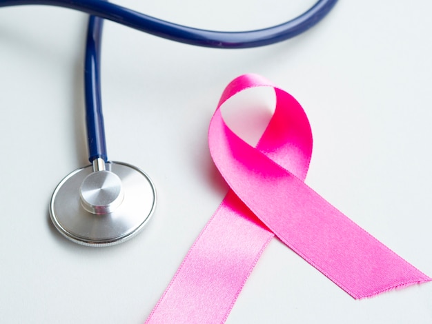Różowa wstążka pod dużym kątem dla świadomości raka piersi