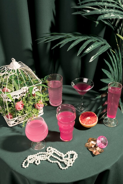 Bezpłatne zdjęcie różowe napoje o wysokim kącie i dziewczęce ozdoby