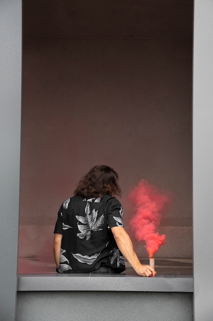 Bezpłatne zdjęcie różowe tło dymu z młodymi dorosłymi