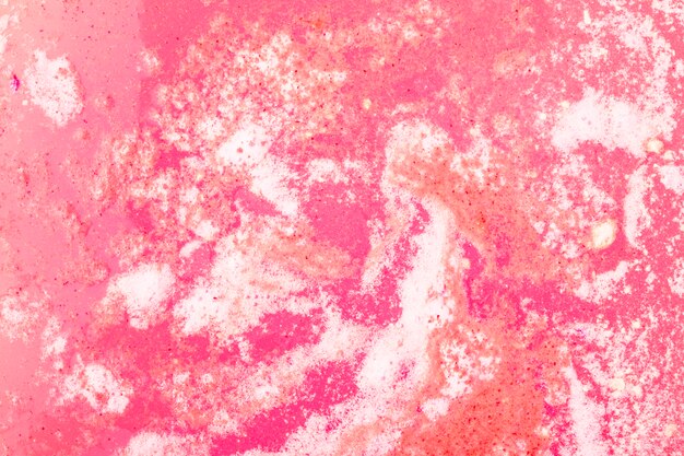 Różowe tło teksturowanej powierzchni bomby kąpieli