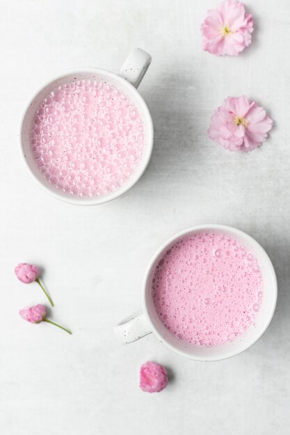 Różowo-biały ceramiczny kubek z różowym płynem