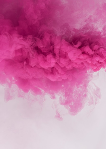 Bezpłatne zdjęcie różowy efekt dymu na białym tle
