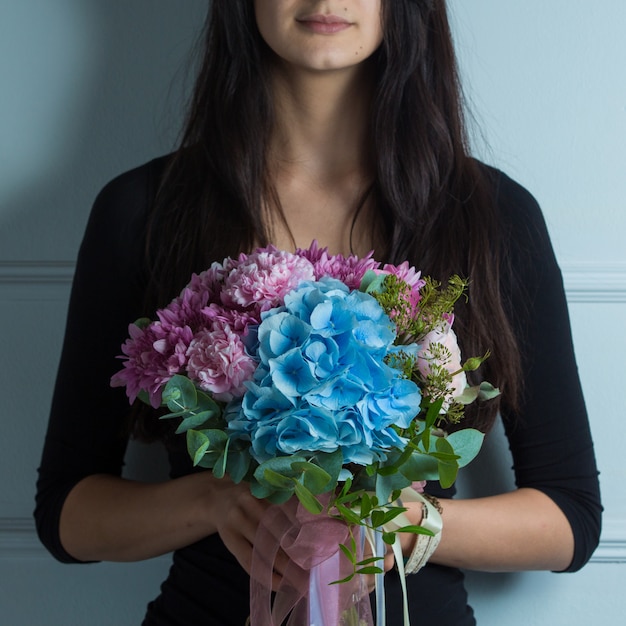 Różowy I Niebieski Stonowany Bukiet Kwiatów W Rękach Kobiety