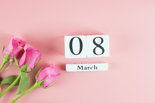 Różowy kwiat róży i 8 marca kalendarz z miejsca kopiowania tekstu. koncepcja miłości, równości i międzynarodowego dnia kobiet