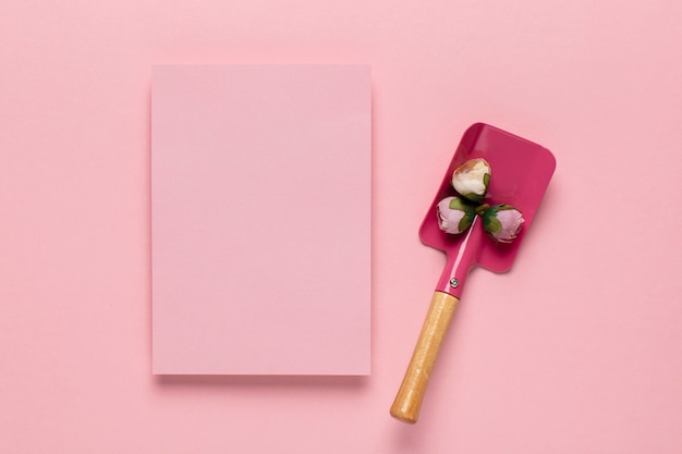Różowy papier i łopata z kwiatami