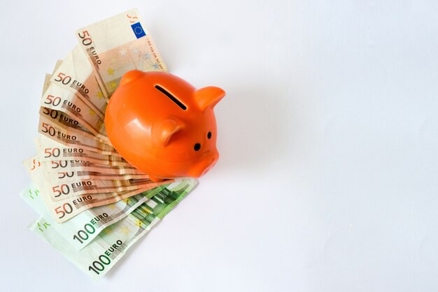 Różowy skarbonka na pieniądze, euro rachunki