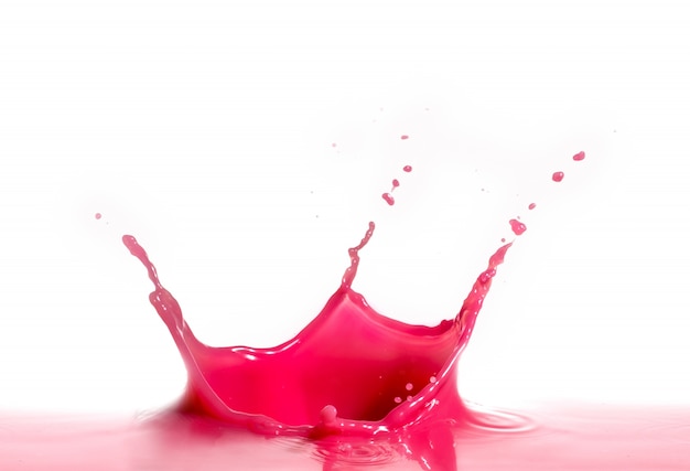 różowy splash wina samodzielnie na białym tle