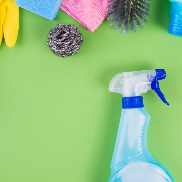 Rozpylają Butelkę Blisko Cleaning Equipments Na Zielonym Tle