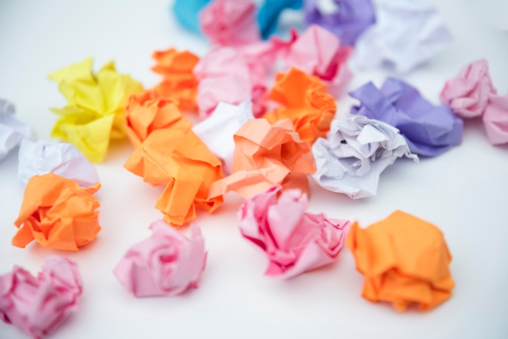 Bezpłatny plik Zdjęcie rozrzucony miie papier na białym tle
