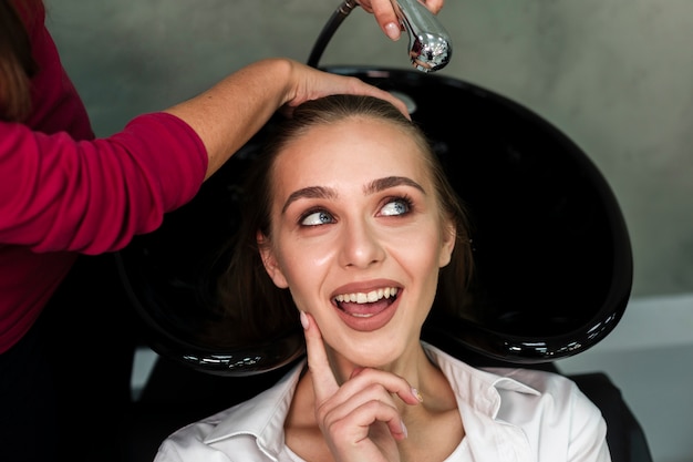 Bezpłatne zdjęcie rozważna blondynki kobieta dostaje włosy myć