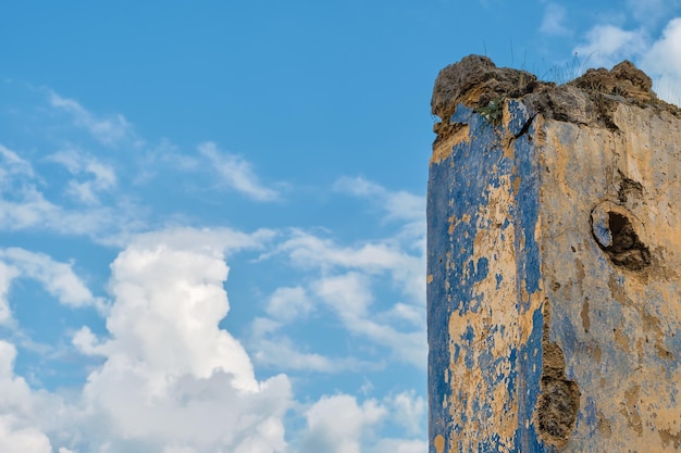 Bezpłatne zdjęcie ruiny opuszczonego greckiego miasta levissi w pobliżu wioski kayakoy w fethiye turcja na tle cumulusów tragedia wojen miejsce starożytnego miasta karmilissos