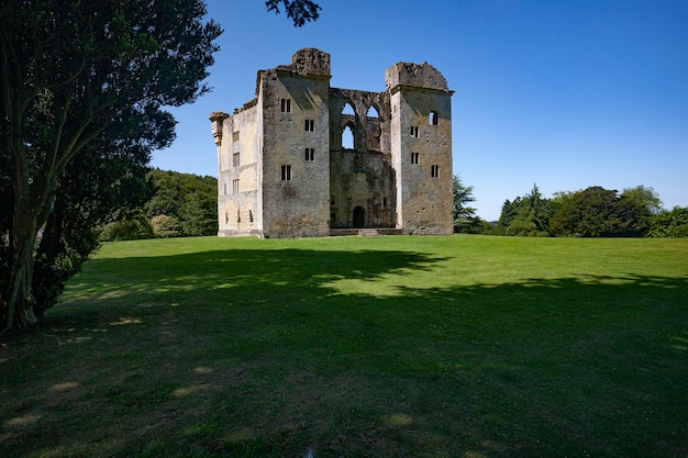 Ruiny starego zamku Wardour, Wiltshire, Wielka Brytania w ciągu dnia