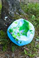 Bezpłatne zdjęcie rujnująca kuli ziemskiej piłka na trawie