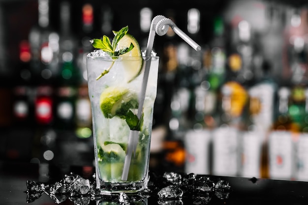 Rumowy Koktajl Mojito Z Boku Z Limonkową Miętą I Lodem W Szklance