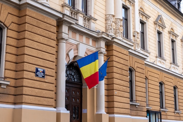 Rumuńska kamienica w mieście Brasov z rumuńską flagą