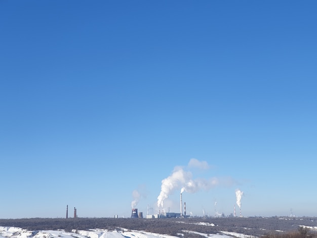 Rury ciepłowni, wytwarzanie ciepła, kryzys paliwowo-energetyczny, zanieczyszczenie powietrza przez fabryki