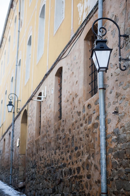 Rustykalna lampa uliczna na zdjęciu zewnętrznym