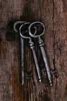 Bezpłatne zdjęcie rustykalne klucze na drewnianym stole