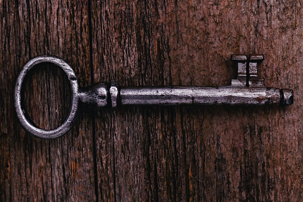 Rustykalne klucze na drewnianym stole