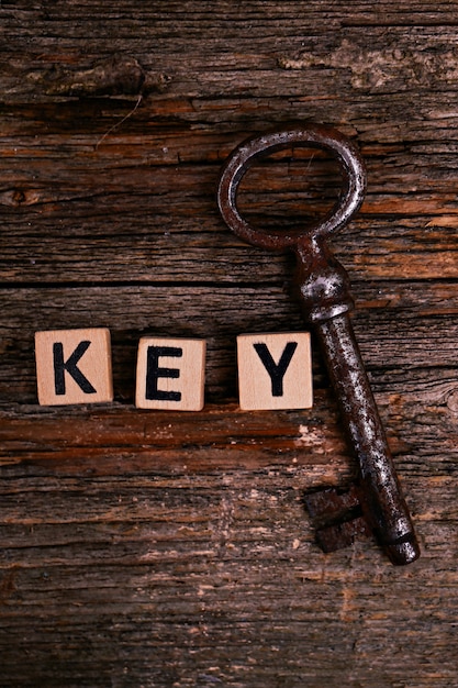 Bezpłatne zdjęcie rustykalne klucze na drewnianym stole