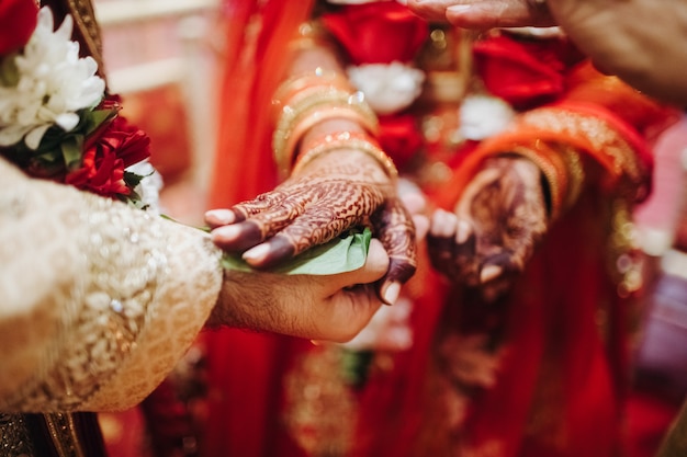 Rytuał z kokosowymi liśćmi podczas tradycyjnej hinduskiej ślubnej ceremonii