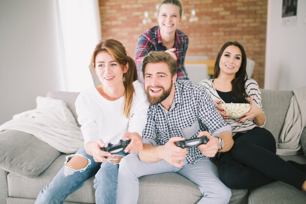 Rywalizujący przyjaciele bawić się gra wideo na przyjęciu
