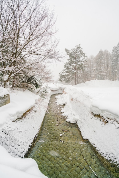 Rzeka Onsen przepływa przez miasto w Japonii.