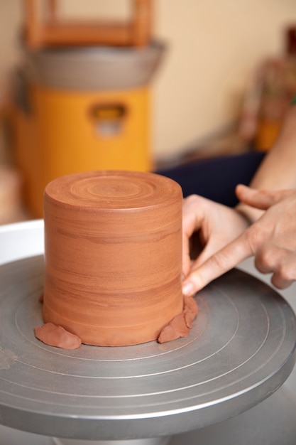 Bezpłatne zdjęcie rzemieślnik ceramiki w pracowni tworzącej ceramikę