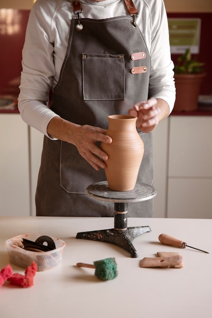 Rzemieślnik ceramiki w pracowni tworzącej ceramikę