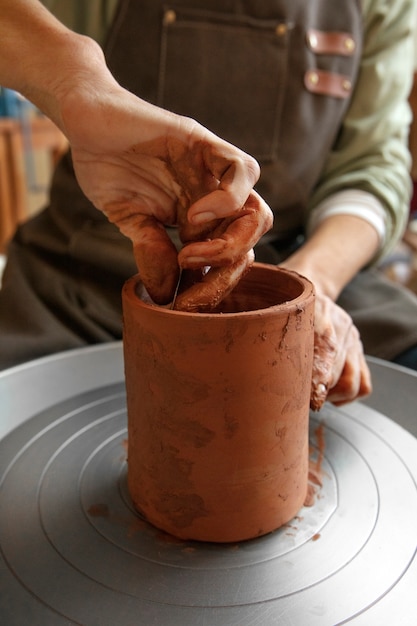 Rzemieślnik ceramiki w pracowni tworzącej ceramikę