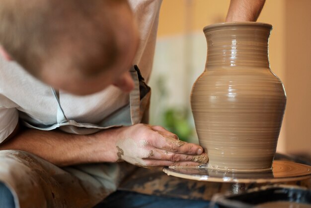 Rzemieślnik robi ceramikę widok z przodu