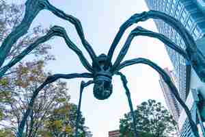 Bezpłatne zdjęcie rzeźba pająka louise bourgeois, usytuowana u podstawy wieży mori na wzgórzach roppongi