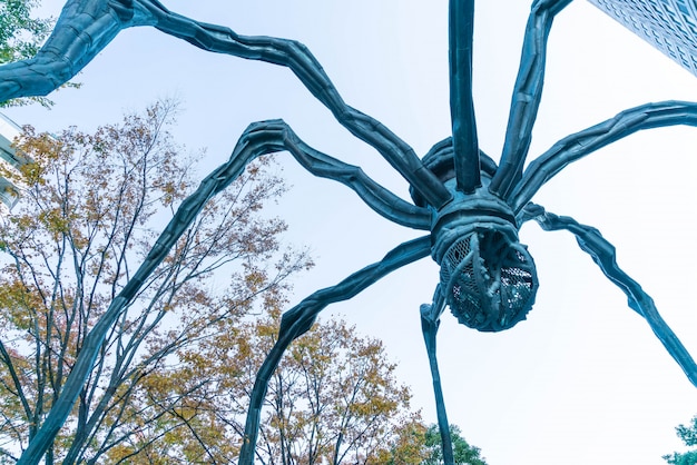 Bezpłatne zdjęcie rzeźba pająka louise bourgeois, usytuowana u podstawy wieży mori na wzgórzach roppongi