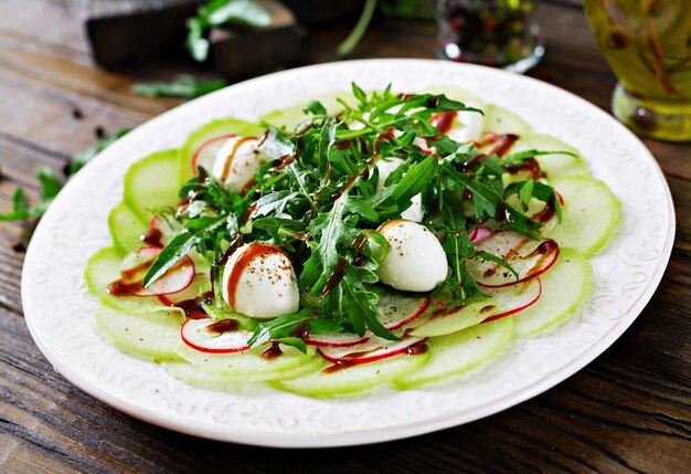 Rzodkiewka carpaccio z rukolą, mozzarellą i sosem balsamicznym. Zdrowe jedzenie. Sałatka Daikon.