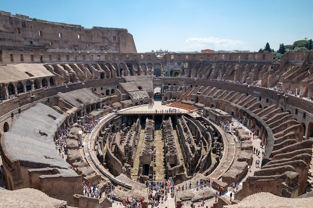 Rzym, włochy - 20 czerwca 2018: panoramiczny widok wnętrza koloseum w rzymie. letni dzień z niebieskim i słonecznym niebem