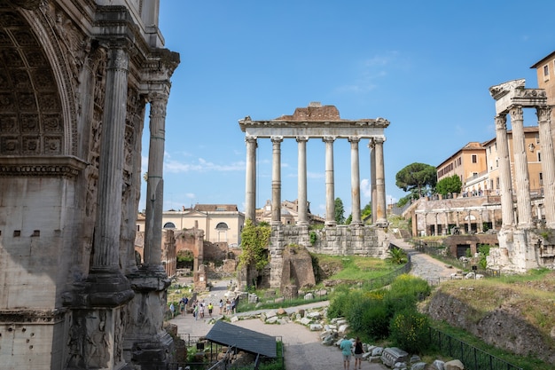 Rzym, włochy - 23 czerwca 2018: panoramiczny widok na świątynię wespazjana i tytusa znajduje się w rzymie, na zachodnim krańcu forum romanum. jest on poświęcony ubóstwionemu wespazjanowi i jego synowi, ubóstwionemu tytusowi