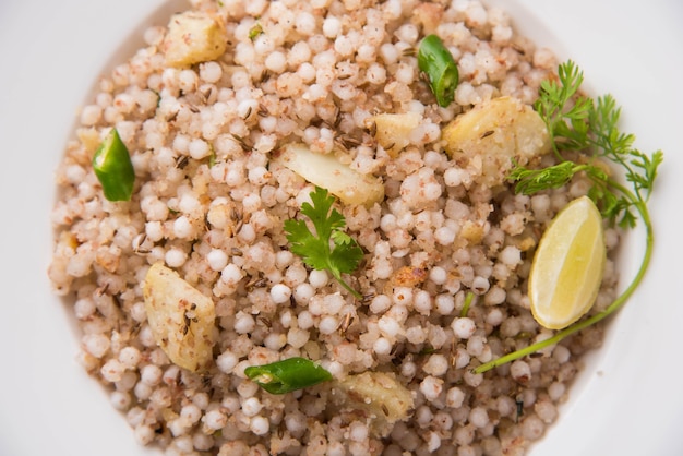 Sabudana khichadi - autentyczne danie z maharashtry wykonane z nasion sago, podawane z twarogiem