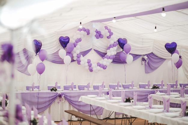Bezpłatne zdjęcie sala eventowa z biało-fioletowymi balonami