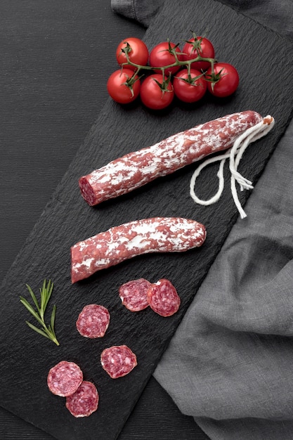 Salami i pomidory na biurku