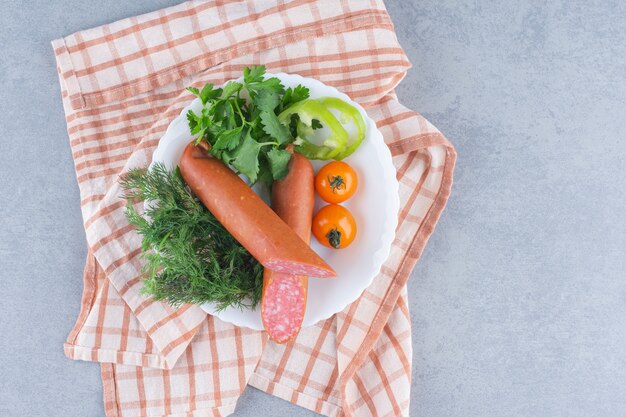 Salami pokrojone w pół na białym talerzu