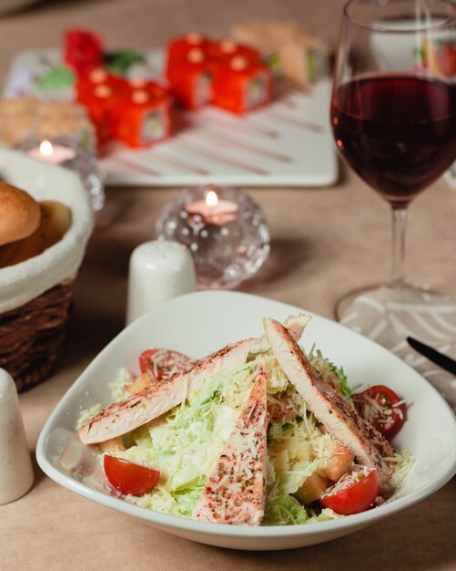 Sałatka grecka Cezar z białym mięsem, sałatą i pomidorami cherry.
