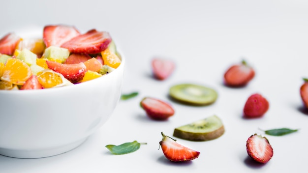 Bezpłatne zdjęcie sałatka z pokrojonych świeżych owoców na stole
